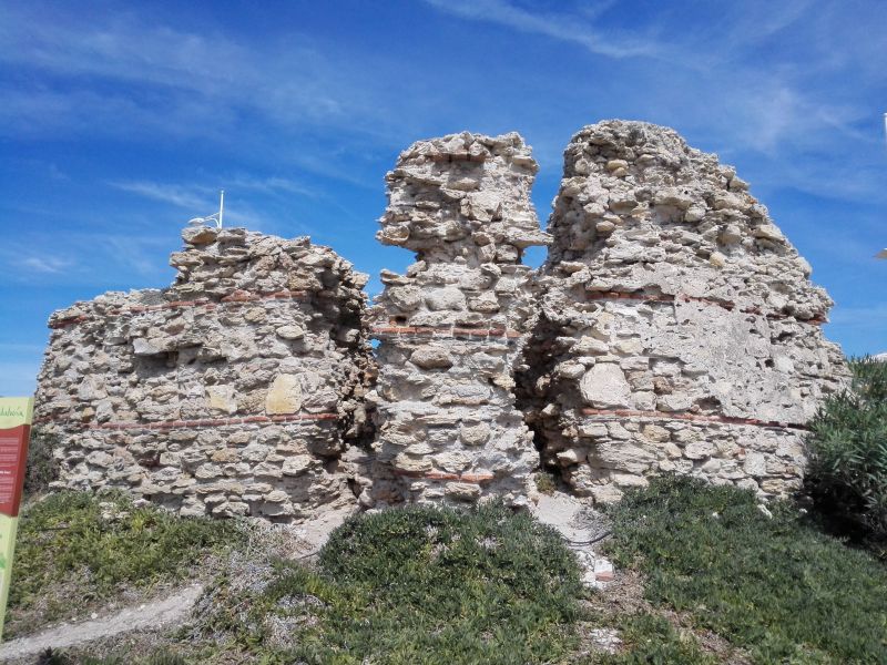Archivo:Restos de la Torrecilla de Nerja. Málaga, Región Histórica de Granada, España. Batería de dos cañones de las construidas en la costa durante el Reino de Granada, siglo XVIII..jpg