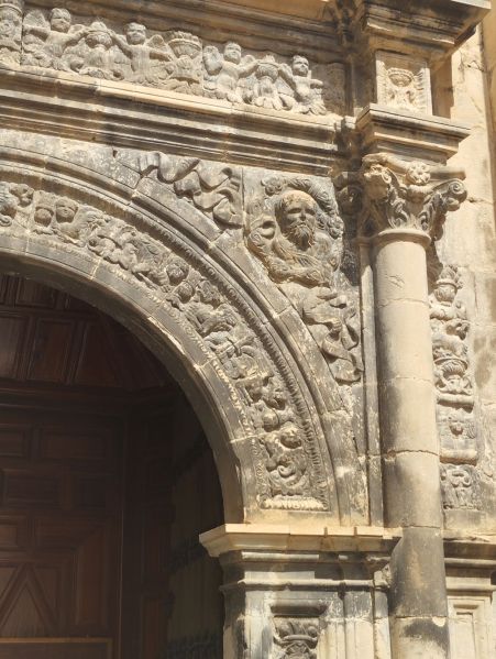 Archivo:Castril de la Peña, Granada, Región de Granada, España. Iglesia de la Virgen de los Ángeles, obra del Reino de Granada III o Cristiano. Enjuta de la Puerta del Sol..jpg