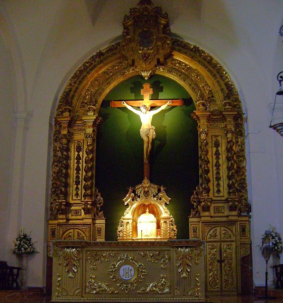 Archivo:Iglesia del Salvador, Nerja, Málaga, obra del Reino de Granada III. Retablo mayor con características barrocas de la Escuela Granadina- columnas salomónicas de 6 vueltas, tableros cortados en vertical....jpg