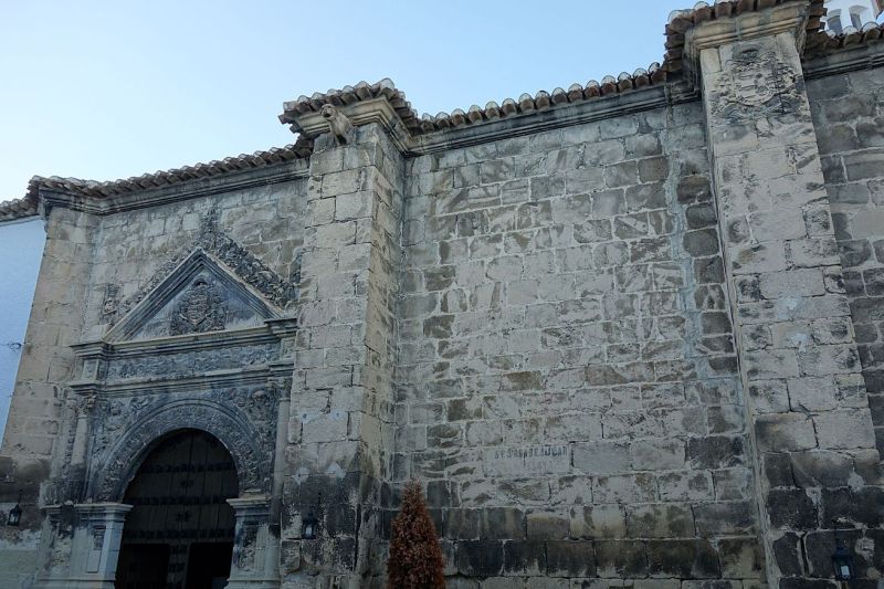 Archivo:Castril de la Peña, Granada, Región de Granada, España. Iglesia de la Virgen de los Ángeles, obra del Reino de Granada III o Cristiano. Fachada de la Puerta del Sol..jpg