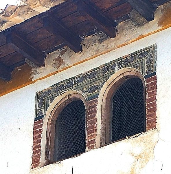 Archivo:Castril de la Peña, Granada, Región de Granada, España. Casa con decoración de vistosos azulejos antiguos..jpg