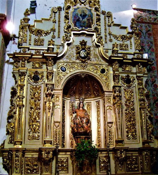 Archivo:Retablo de la Virgen de la Aurora de estilo Barroco Granadino con influencia francesa en su rocalla..jpg
