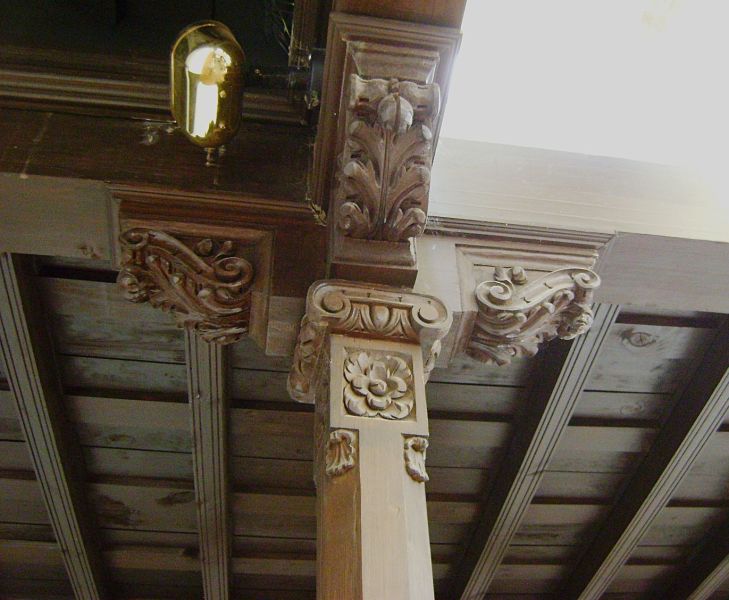 Archivo:Palacio de los Salazar, ciudad de Granada, obra de inicios del siglo XVI, Reino de Granada III. Pie derecho de madera con una zapatas del mismo material encima para soportar las vigas..jpg
