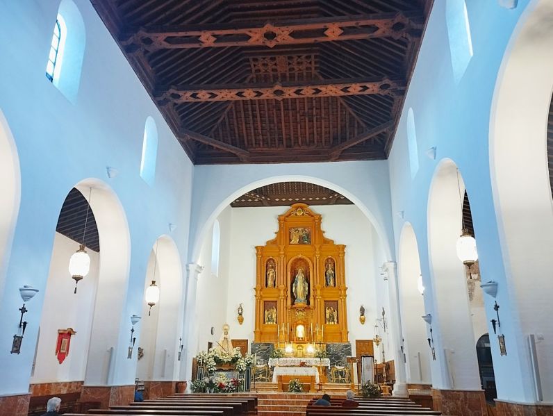 Archivo:Interior de la iglesia de la Anunciación en Huéneja, obra del Reino de Granada III en estilo Mudéjar Granadino..jpg