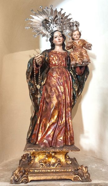 Archivo:Iglesia-fortaleza de Vera, dedicada a la Encarnación, Almería, Región Histórica de Granada. Virgen del Rosario, talla de Diego de Mora, de finales del siglo XVII o inicios del XVIII, Escuela Granadina de Escultura..jpg