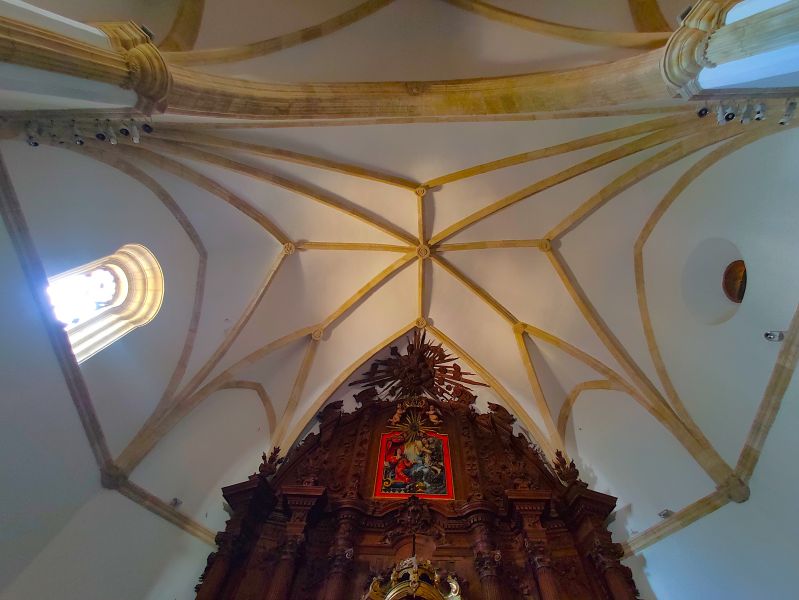 Archivo:Iglesia-fortaleza de Vera, dedicada a la Encarnación, Almería, Región Histórica de Granada. Bóveda de terceletes de la capilla mayor, sobre ellos están los plementos o triangulares lisos y pintados de blanco..jpg