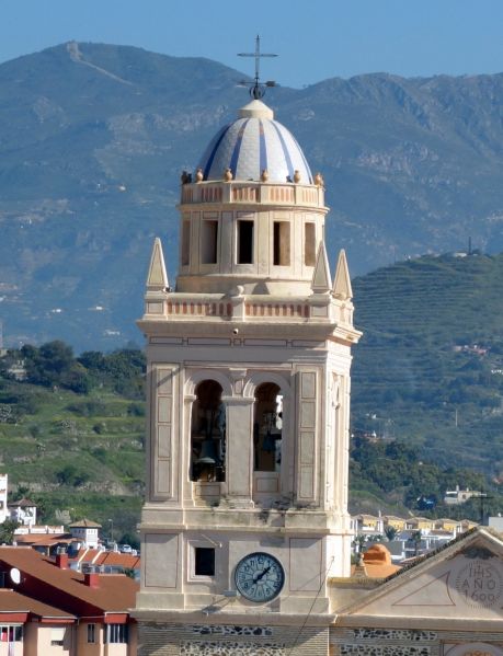 Archivo:Iglesia-fortaleza de la Encarnación, Almuñécar, Granada, obra del Reino de Granada III o Cristiano. Los dos últimos cuerpos de la torre-campanario..jpg