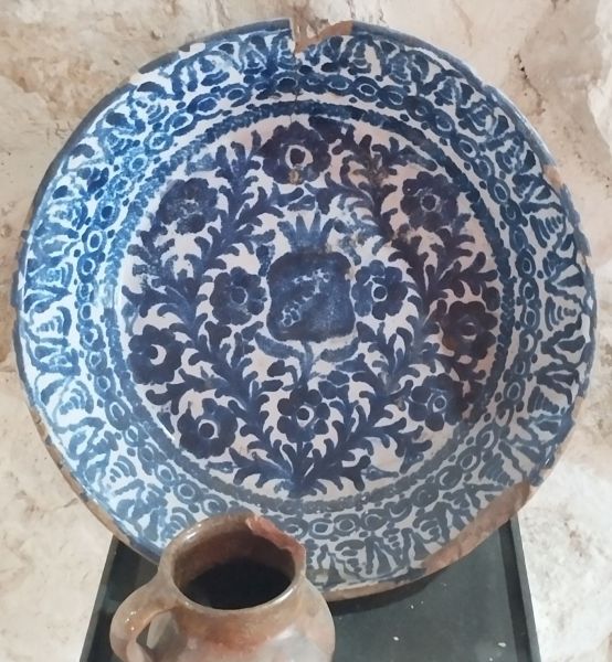 Archivo:Castril de la Peña, Granada, Región Histórica de Granada, España. Cerámica granadina, uno de los talleres tradicionales que la fabrica es el de Fajalauza, pero no es el único..jpg