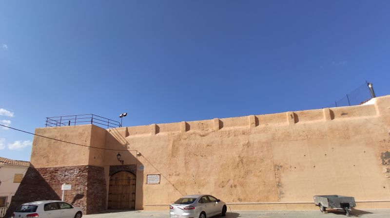 Archivo:Muralla del castillo-palacio de Gor..jpg