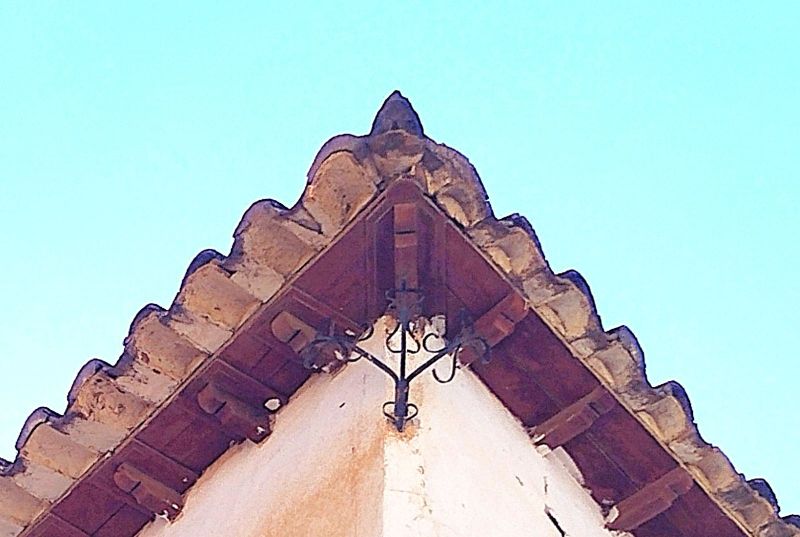 Archivo:Artístico tornapuntas de metal que sostiene el gran alero de la casa. Huéneja, Granada, Región de Granada Histórica..jpg