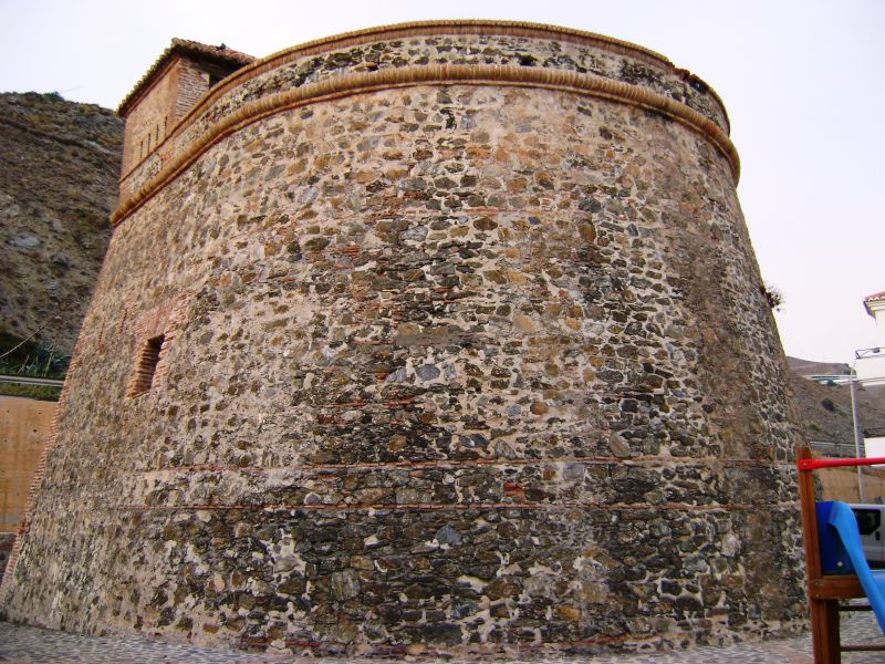 Archivo:Batería del Castillo de Baños, Alpujarra, Región de Granada. Construida en el siglo XVIII, Reino de Granada III. Zona en cuya terraza se situaron los cañones orientados al Mar de Granada...jpg
