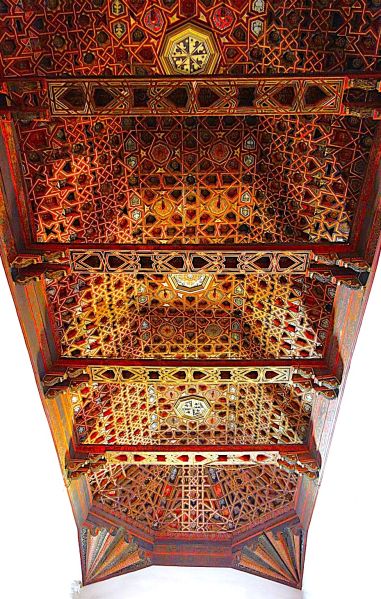 Archivo:Armadura de par y nudillo con tirantes pareadas, Guadix, iglesia de Santo Domingo. Estilo Mudéjar Granadino. Obra del Reino de Granada III (1492-1833)..jpg