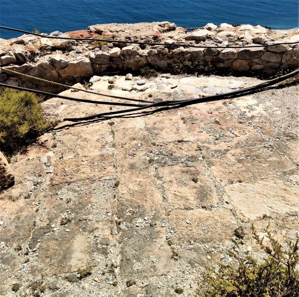 Archivo:Castillo de Castell de Ferro, una pequeña parte de la batería de cuatro cañones, Reino de Granada III o Cristiano. Vista de las enormes losas del suelo que resistían las vibraciones de los cañonazos..jpg