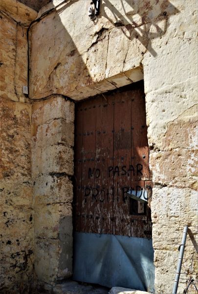 Archivo:Castillo de la Rábita, Granada, obra de los reinos de Granada II y III. Portada cristiana, sólida y sencilla..jpg