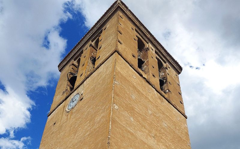 Archivo:Cuerpo de campanas de la torre de la iglesia de la Anunciación en Huéneja, obra del Reino de Granada III en estilo Mudéjar Granadino..jpg
