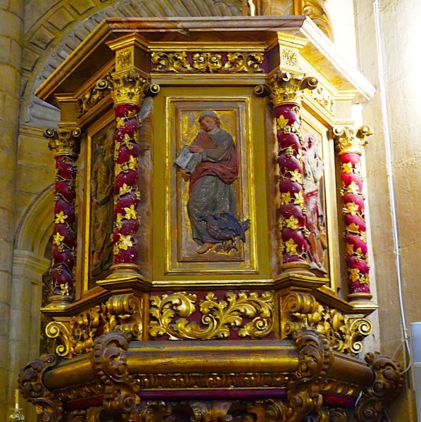 Archivo:Púlpito del Santuario de la Virgen del Mar, patrona de Almería, obra de líneas barrocas..jpg