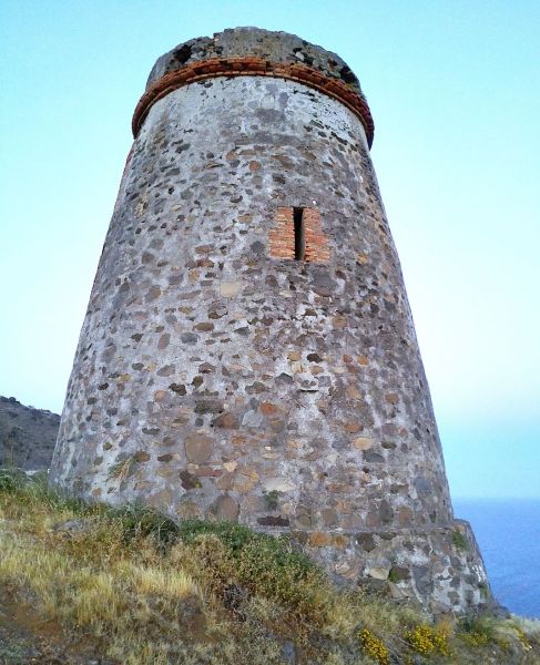 Archivo:Torre o Atalaya del Diablo, Almuñécar, Granada, Región Histórica de Granada. Vista desde el poniente. Detrás, el antes conocido como Mar de Granada. En el muro se ve una tronera para disparar..jpg