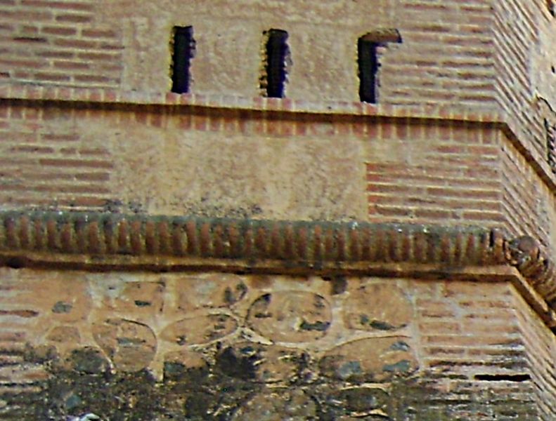Archivo:Batería del Castillo de Baños, Alpujarra, Región de Granada. Construida en el siglo XVIII, Reino de Granada III. En la parte baja de la fotografía se ven restos de decoración..jpg