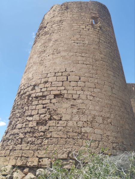 Archivo:Castillo de S Pedro, las Negras, Níjar, Almería, Región de Granada Histórica, España. La parte primitiva, la torre troncocónica del Reino De Granada III..jpg