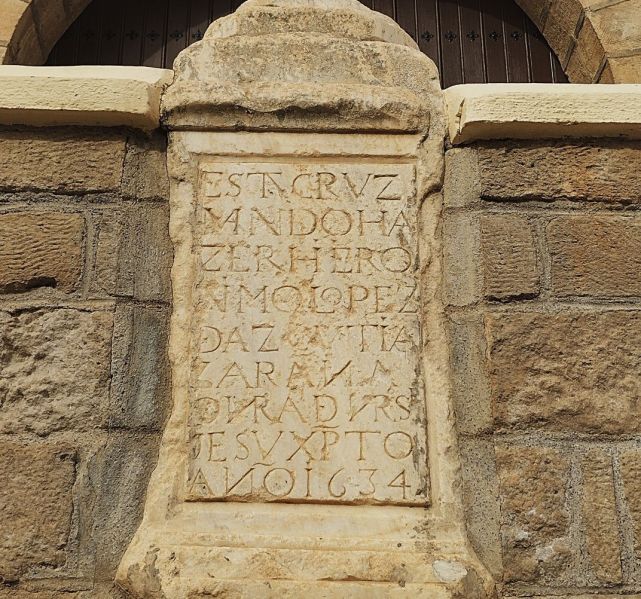 Archivo:Benamaurel, Granada, Región de Granada, España. Lapida de la antigua cruz, datada en 1634, periodo del Reino de Granada III o Cristiano..jpg
