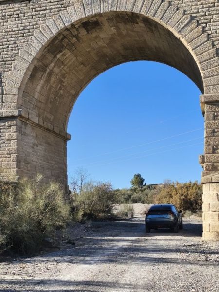 Archivo:Foto comparativa entre un automóvil y el enorme puente de los Tres Ojos, cerca de Armuña del Almanzora, Almería, España. Obra del periodo de la Región de Granada (1933-década de 1980)..jpg