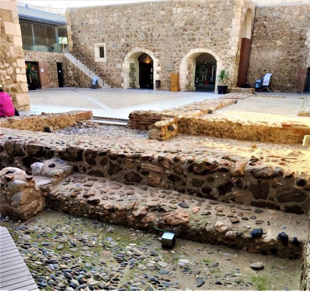 Archivo:Castillo de Carboneras, Almería, Región Histórica de Granada, España. Obra de inicios del Reino de Granada III o Cristiano, s. XVI. Patio de armas..jpg