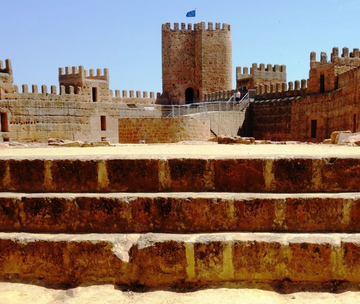 Archivo:Castillo de Burgalimar, Baños de la Encina, Jaén, España. Escalinata de templo romano..jpg