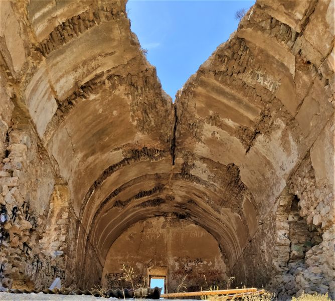 Archivo:Torre del Homenaje del castillo de Castell de Ferro, Reino de Granada II o Nazarí, estado de la bóveda de la torre del homenaje tras los últimos desplomes. Fotos de hace pocos años..jpg