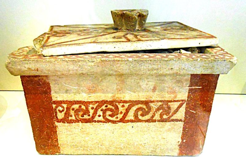Archivo:Urna cineraria con la decoración inspirada en la de Grecia. Procede de la necrópolis de Tútugi, Galera, Bastetania, Granada, Región de Granada..jpg