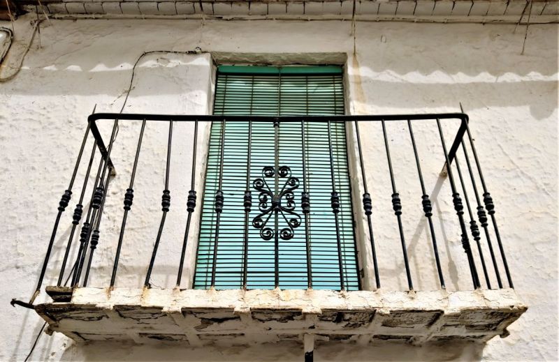 Archivo:Antiguo balcón de forja con emplomados; en las esquinas tuvo sujetas por los hierros puntiagudos dos esferas de mármol o piedra fina. Dólar, provincia de Granada, Región Histórica de Granada, España..jpg