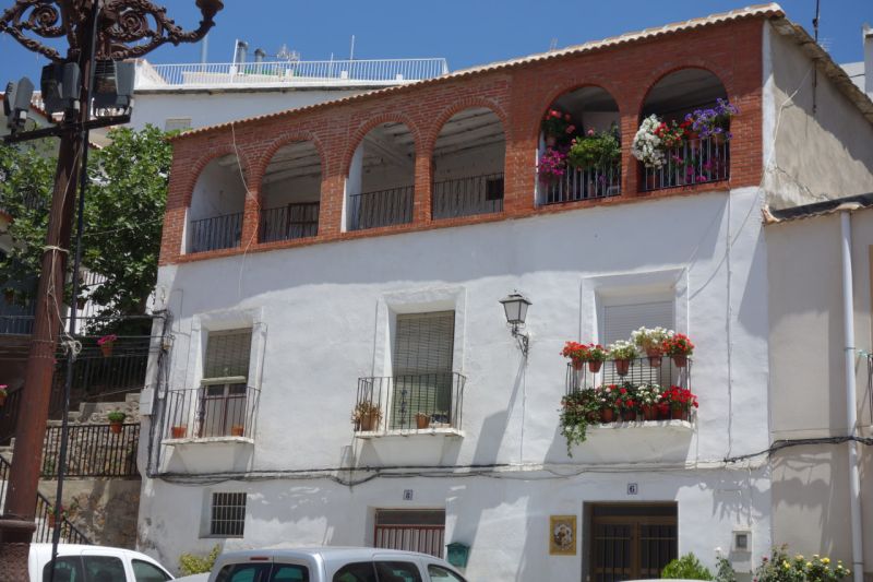 Archivo:Casa tradicional de Bayárcal con algunas adaptaciones actuales como la arquería superior de ladrillo visto..jpg