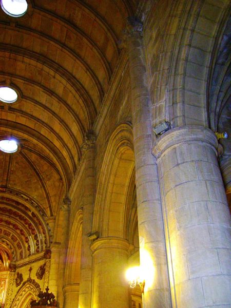 Archivo:Nave central del santuario de la Virgen del Mar, patrona de Almería. Obra del Reino de Granada III..jpg