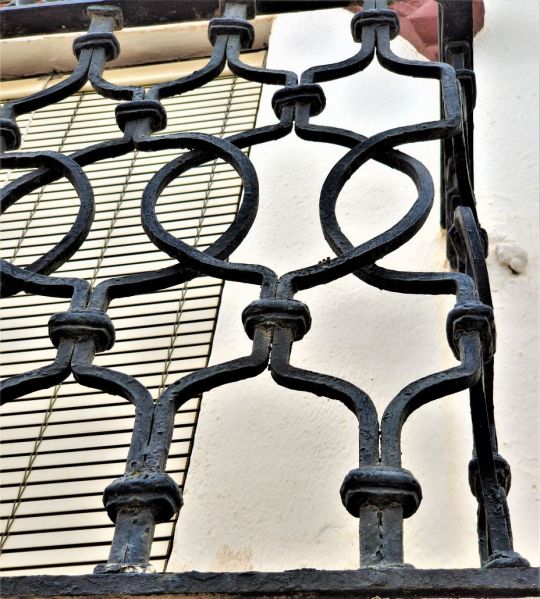 Archivo:Ferreira, Región de Granada Histórica. Detalle de balcón con una preciosa y complicada labor de forja y además unida con emplomados..jpg