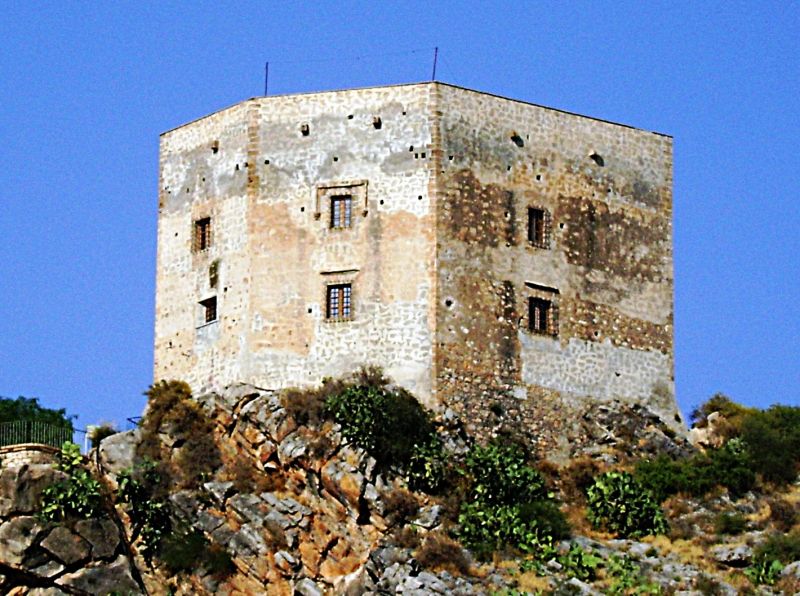 Archivo:Castillo de Vélez de Benaudalla o torre de los Ulloa. Obra de inicios del Reino de Granada III o Cristiano, fines del siglo XV a inicios del XVI..jpg
