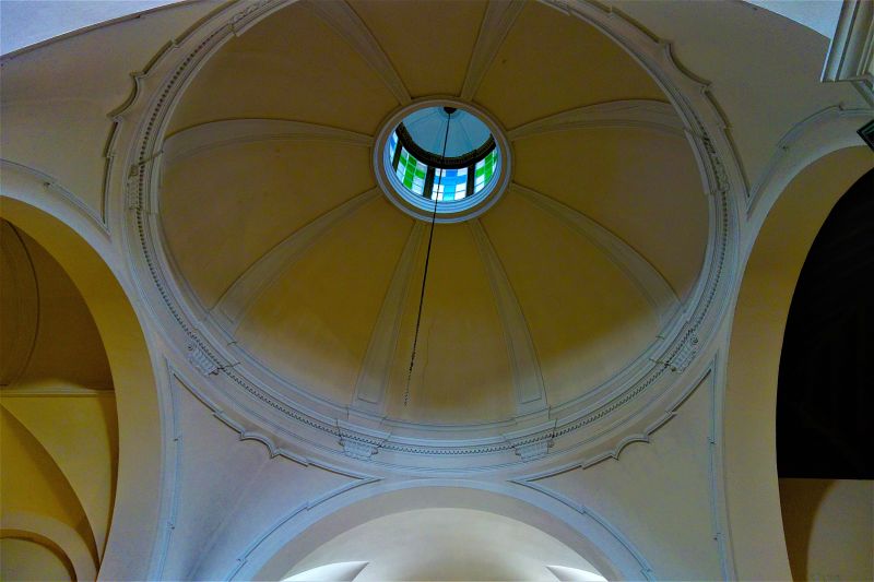 Archivo:Iglesia del Salvador, Nerja, Málaga, obra del Reino de Granada III o Cristiano. Vista de la cúpula sobre las cuatro pechinas triangulares y coronada por una linterna con cupulín..jpg