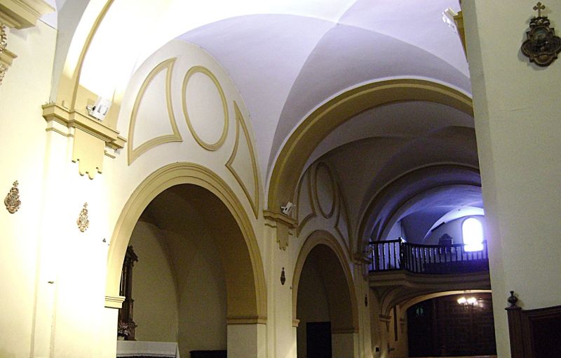 Archivo:Ermita de San Isidro, Granada, obra del Reino de Granada III. Vista de la nave de los pies, al fondo está el coro en alto..jpg