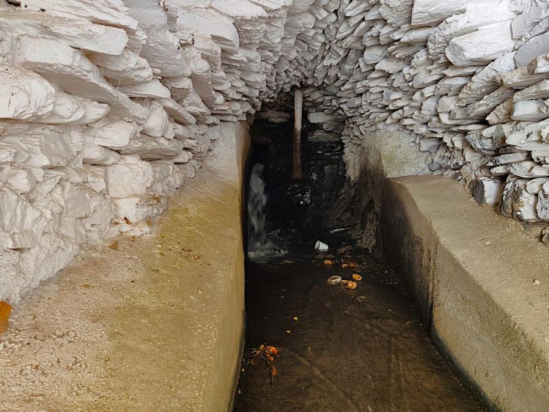 Archivo:Ferreira, Granada, Región Histórica de Granada, España. Paso subterráneo de agua que mueve la rueda del Molino de S. Antonio..jpg