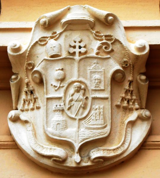 Archivo:Otro de los escudos del conjunto del santuario, con el del Reino de Granada III incluido en él. Motril, Granada, Región Histórica de Granada, España..jpg