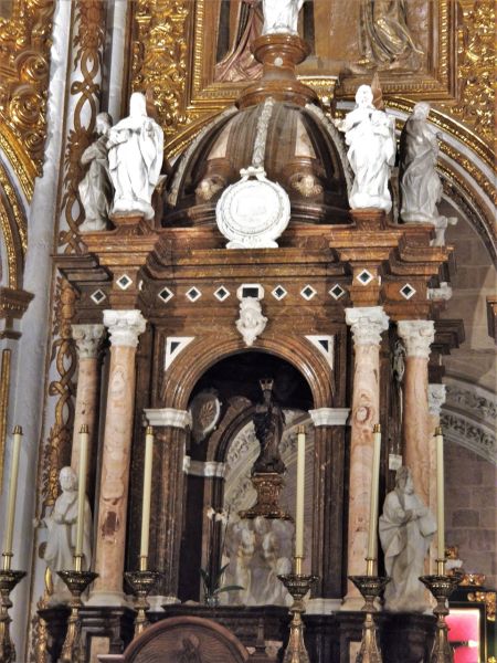 Archivo:Tabernáculo obra de Ventura Rodríguez en el siglo XVIII, elaborado con los mejores mármoles del tercer Reino de Granada..jpg