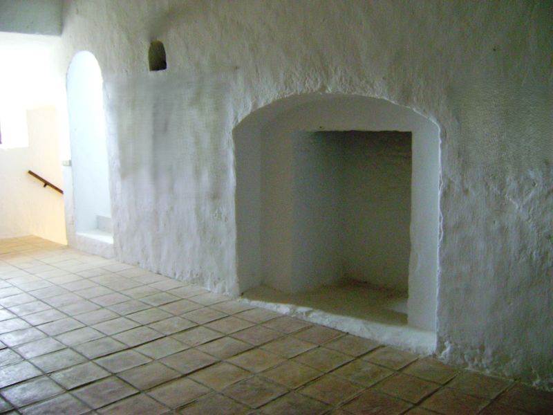 Archivo:Batería de dos cañones conocida como Torreón de Taramay, obra del Reino de Granada III, mediados del siglo XVIII, Almuñécar. Interior de la sala principal como debió ser antes de las transformaciones de los siglos posteriores..jpg