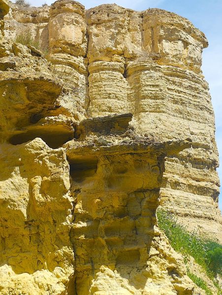 Archivo:Falla de Baza, Geoparque de Granada, Región de Granada Histórica, España. Los estratos, con materiales de dureza y características diferentes, hacen que las vistas sean pintorescas y cambiantes..jpg