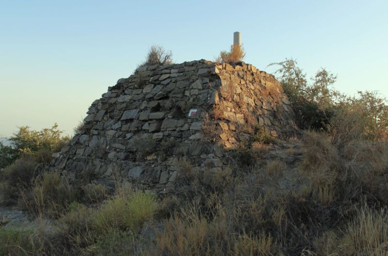 Archivo:Atalaya o Torre de Enmedio, situada entre Almuñécar y Salobreña. Obra de los Reinos de Granada II o Nazarí y III o Cristiano. Foto procedente de Wikipedia, Veinticuatro de Jahén - Trabajo propio.jpg