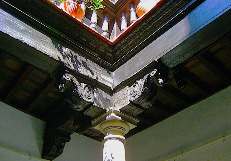 Archivo:Capitel del cenador una casa del Albaicín, ciudad de Granada. periodo del Reino de Granada III..jpg