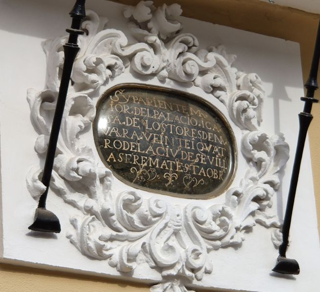 Archivo:Ayuntamiento de Motril, Granada, Región Histórica de Granada, España. Lápida de la fachada donde aparecen datos de su historia..jpg