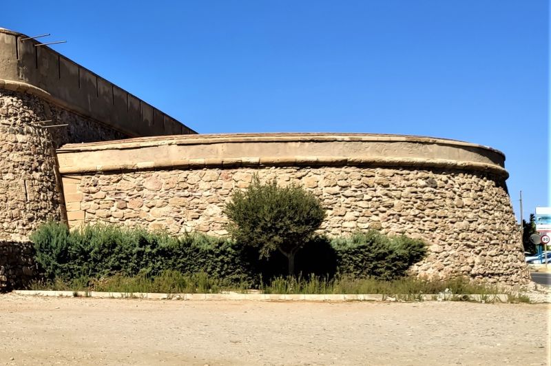 Archivo:Batería de S. Ramón, Garrucha, obra del Reino de Granada III. Parte semicircular, más baja que el acuartelamiento, que es la auténtica batería..jpg