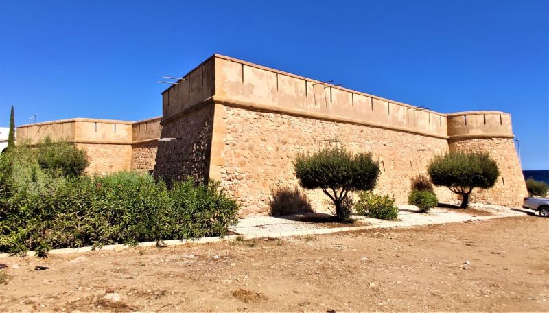 Archivo:Castillo-batería de S. Ramón o de las Escobetas, Garrucha, Región Histórica de Granada, España. Construido en el periodo del Reino de Granada III. Acuartelamiento situado en la zona opuesta al mar..jpg