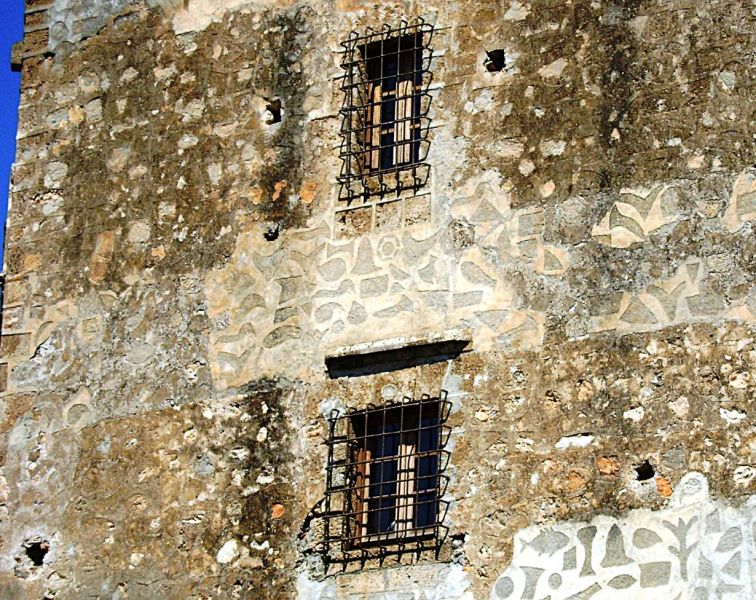 Archivo:Castillo de los Ulloa, Vélez de Benaudalla, obra del Reino de Granada III, s XV-XVI. Esgrafiados de los muros, ventanas y rejas..jpg