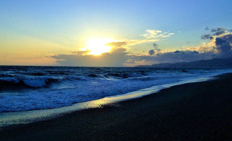 Archivo:Costa sur del Reino de Granada, en un lugar cercano al emplazamiento de la torre de Trafarramal. Vista de un atardecer sobre el llamado en el pasado como mar de Granada..jpg