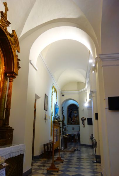 Archivo:Iglesia del Salvador, Nerja, Málaga, obra del Reino de Granada III o Cristiano. Nave lateral y sus dos tipos de bóvedas..jpg