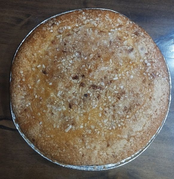 Archivo:Castril de la Peña, Granada, Región Histórica de Granada, España. Sabroso y jugoso bizcocho de horno tradicional, que lleva frutos secos y una cubierta deliciosa..jpg